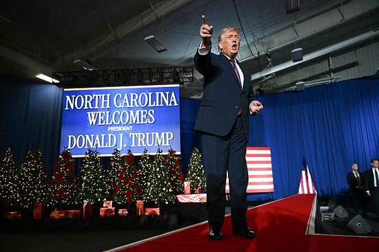 网上配资平台开户炒股 还能这么玩？特朗普：我能允许美国政府赔我10亿美元...