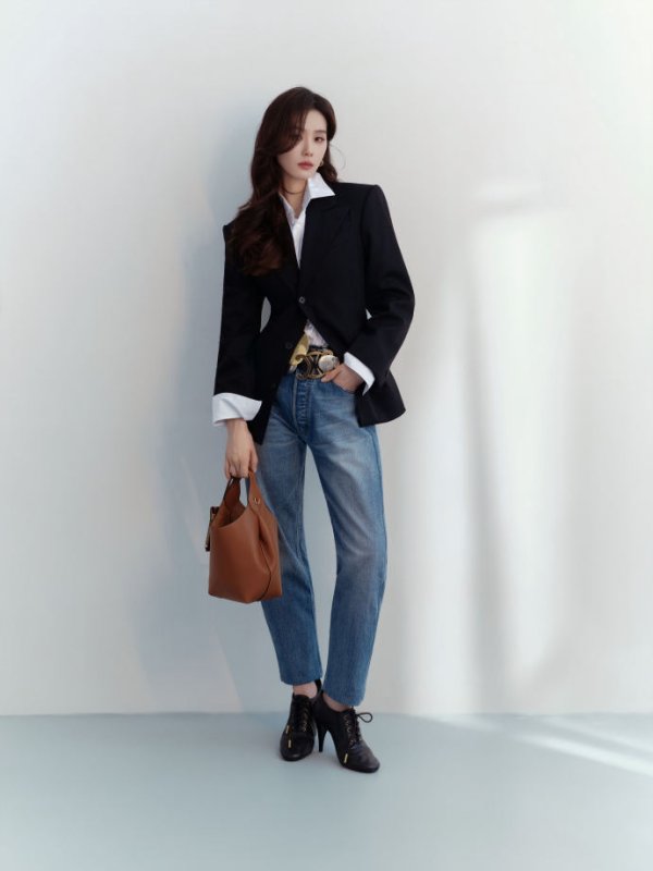 炒股配资软件排名 刘诗诗“帅起来”很权威！穿廓形西装搭9分牛仔裤，法式极简风！